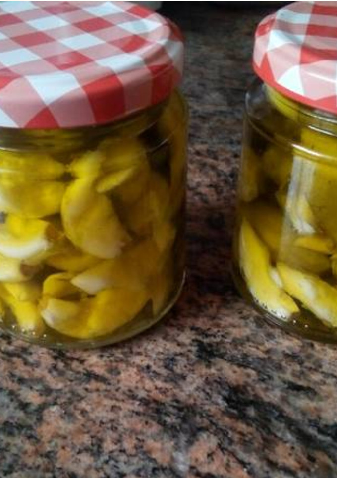 Una foto de Ajos pelados y envasados en aceite de oliva, Thermomix Tm5