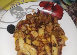 Carne de porc cu legume la tigaie