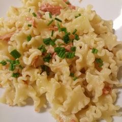 A picture of Pasta with smoked salmon and chives.