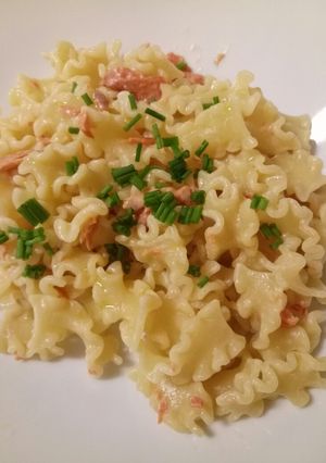 A picture of Pasta with smoked salmon and chives.