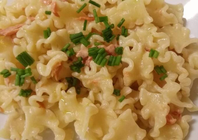 Pasta with smoked salmon and chives