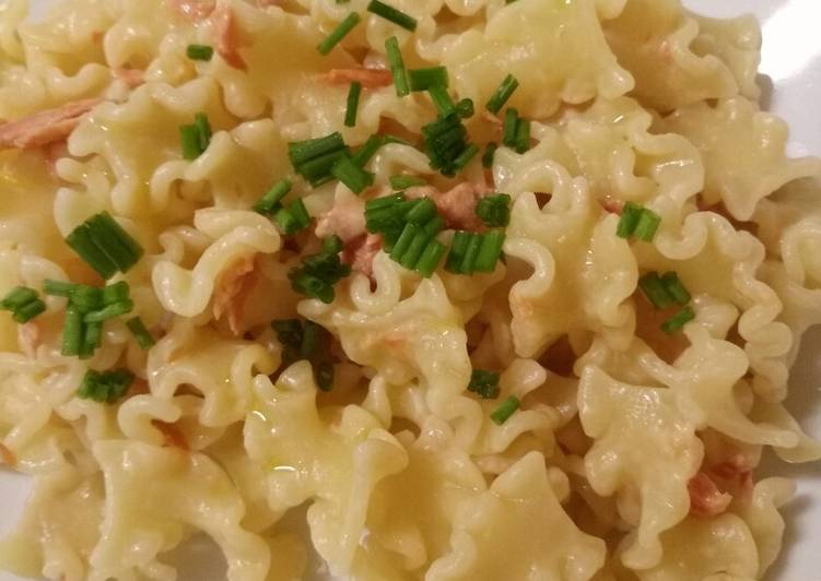 Steps to Prepare Ultimate Pasta with smoked salmon and chives