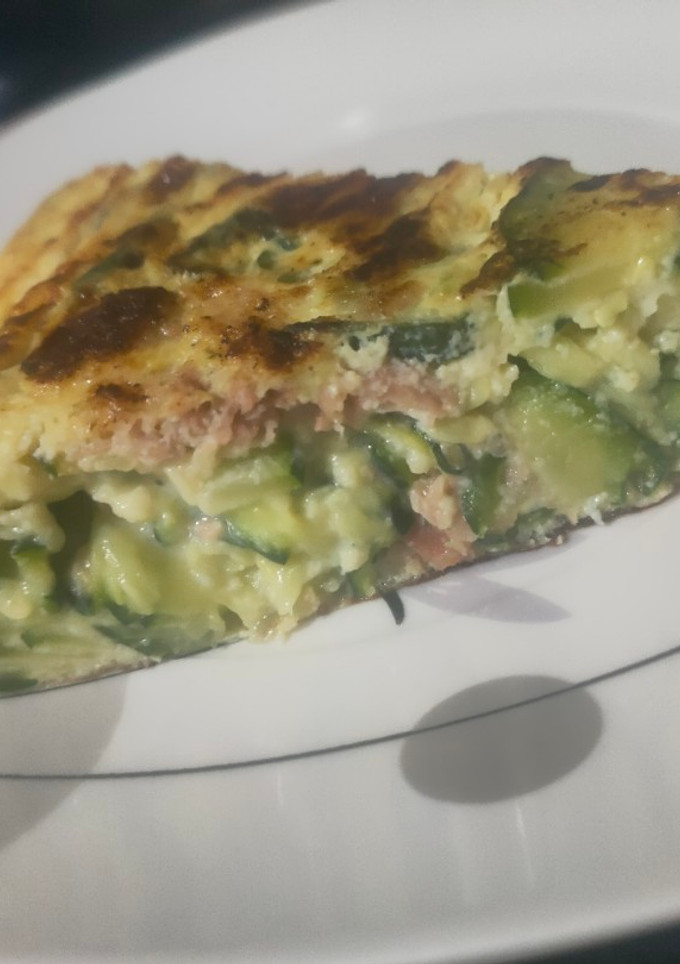 Una foto de Tortilla de calabacín y jamón