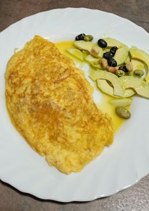 Una foto de Tortilla francesa de atún, cebolleta fresca y queso