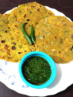 मक्के के आटे वाला प्याज़ का पराठा (Makke ke aate wala pyaz ka paratha recipe in Hindi) रेसिपी मुख्य फोटो