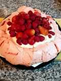 Pavlova de frutillas y frambuesas