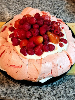 Una foto de Pavlova de frutillas y frambuesas
