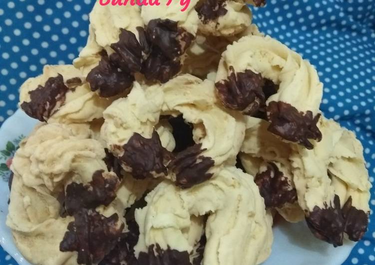 Resep Kue Semprit Keju Oles Coklat yang Enak Banget