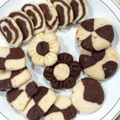 A picture of Bakery style biscuits.