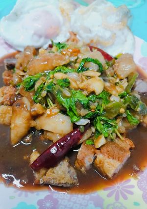 รูปของ ผัดกะเพราหมูกรอบใส่ปลาดอลลี่