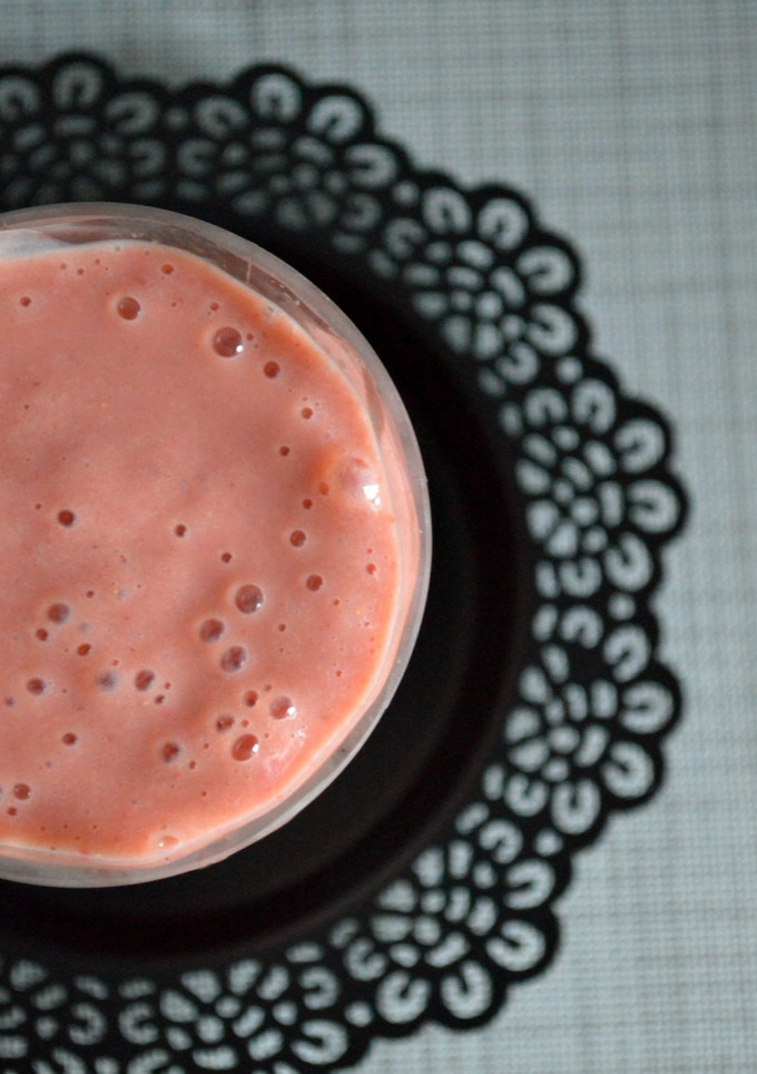 Una foto de Batido de fresas y papaya