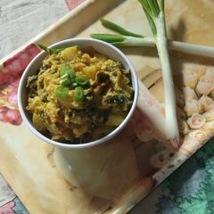 A picture of Spring onion with Poppy seeds (piyanj postu).