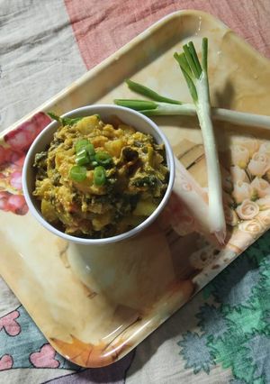 A picture of Spring onion with Poppy seeds (piyanj postu).