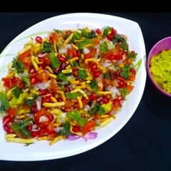 A picture of Ghathiya Bhel with peanut chutney.