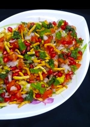 A picture of Ghathiya Bhel with peanut chutney.