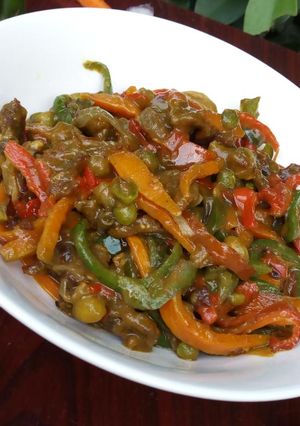 A picture of Shredded beef and veggies sauce.
