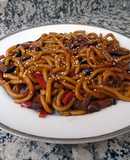 Yaki udon de verduras y setas shiitake