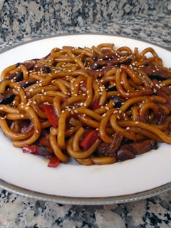 Una foto de Yaki udon de verduras y setas shiitake