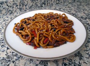 Una foto de Yaki udon de verduras y setas shiitake