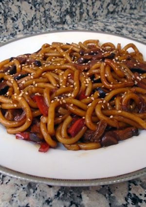 Una foto de Yaki udon de verduras y setas shiitake