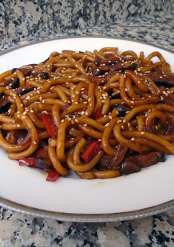 Una foto de Yaki udon de verduras y setas shiitake