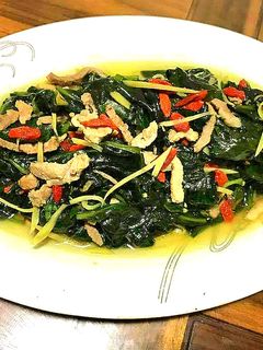 薑絲枸杞肉絲炒川七 的食譜成品照片