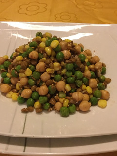 Una foto de Ensalada de legumbres especiada