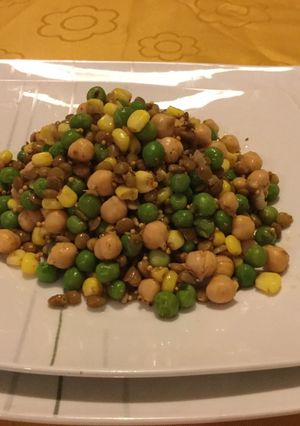 Una foto de Ensalada de legumbres especiada