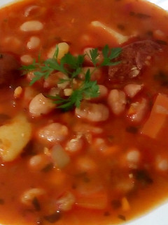 Kolbászos, fejtett bableves recept fotója