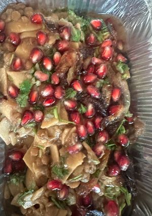 صورة لوصفة طبق العدس مع الخبز المحمص والرمان