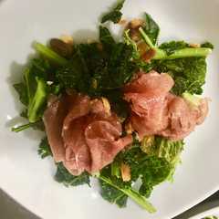 Una foto de Kale con carpaccio