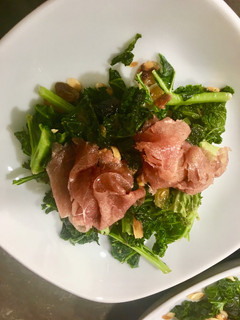 Una foto de Kale con carpaccio
