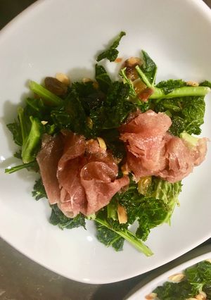 Una foto de Kale con carpaccio
