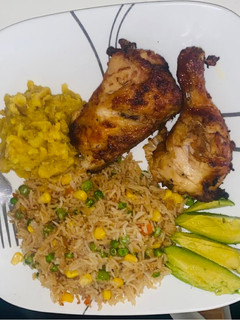 Una foto de Pollo a la mantequilla con acompañantes
