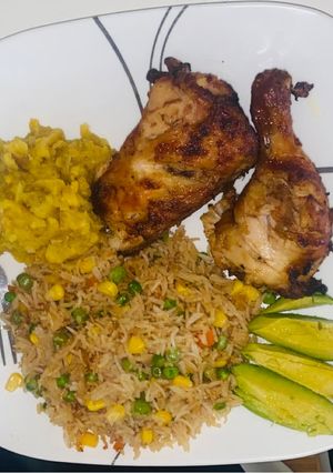 Una foto de Pollo a la mantequilla con acompañantes