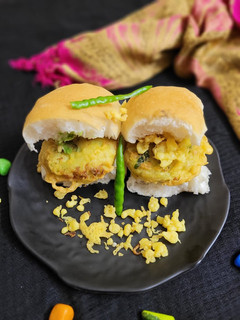 मुंबई स्टाइल वड़ा पाव (mumbai style vada pav reicpe in Hindi) रेसिपी मुख्य फोटो