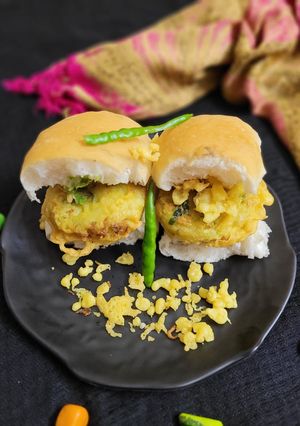 मुंबई स्टाइल वड़ा पाव (mumbai style vada pav reicpe in Hindi) रेसिपी मुख्य फोटो