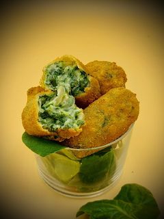Una foto de Croqueta de espinacas, cebolla caramelizada y queso de cabra