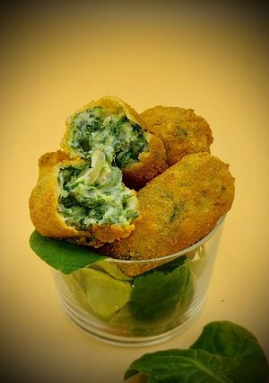 Una foto de Croqueta de espinacas, cebolla caramelizada y queso de cabra