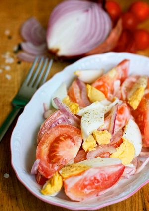 Una foto de Ensalada fácil de jitomate y huevo