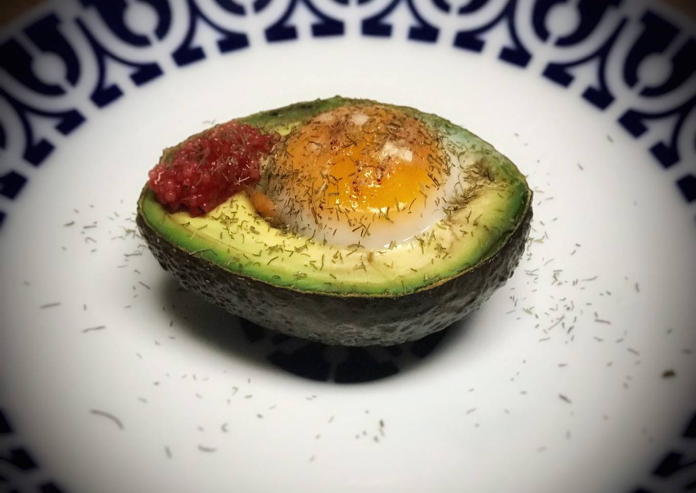 Aguacate al horno relleno de salmón y huevo
