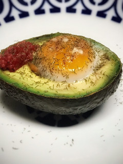 Una foto de Aguacate al horno relleno de salmón y huevo