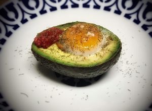 Una foto de Aguacate al horno relleno de salmón y huevo