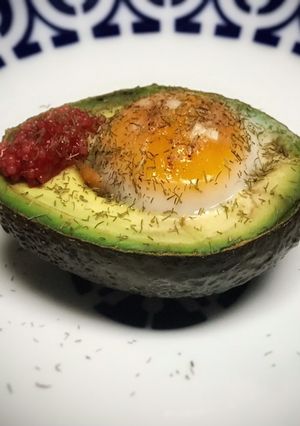 Foto principal de Aguacate al horno relleno de salmón y huevo