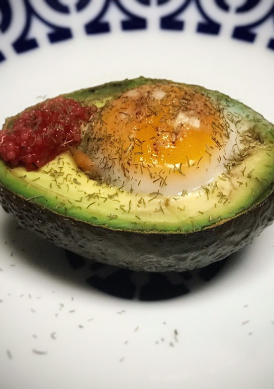 Una foto de Aguacate al horno relleno de salmón y huevo