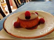 Una foto de flan horneado