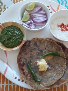 વેજ ચીઝ પરાઠા (Veg Cheese Paratha Recipe in Gujarati) રેસીપી મુખ્ય ફોટો