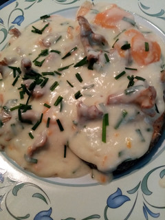 Una foto de Blanquette de salmón con rebozuelos