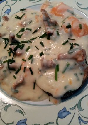 Una foto de Blanquette de salmón con rebozuelos