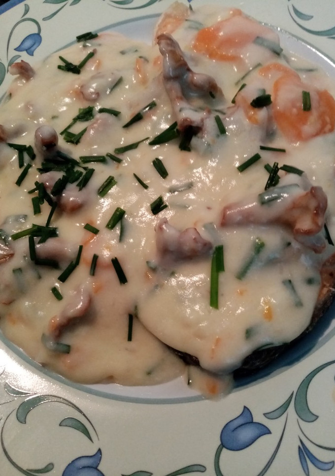 Una foto de Blanquette de salmón con rebozuelos